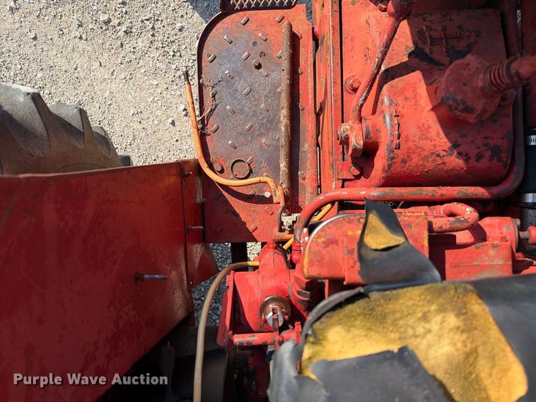 image for item DZ4752 1966 International 424 tractor