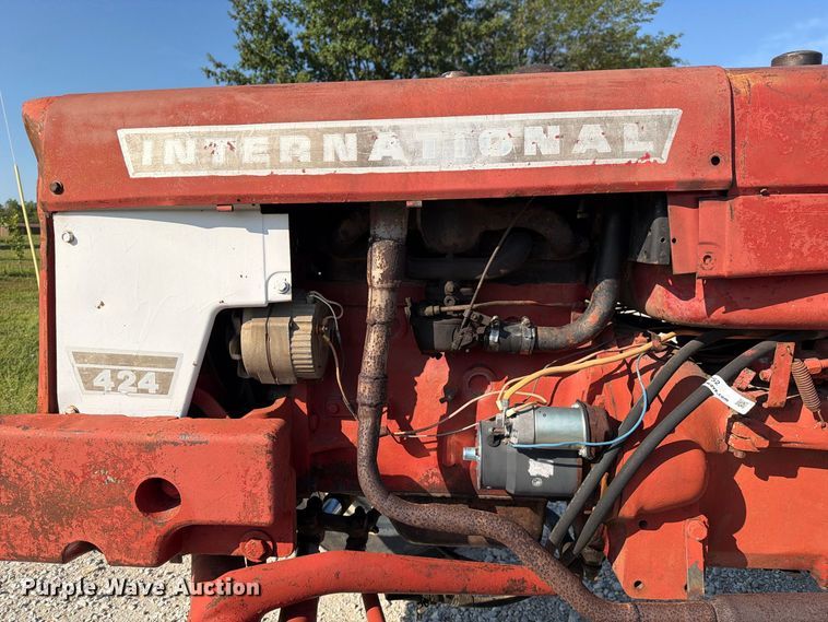 image for item DZ4752 1966 International 424 tractor