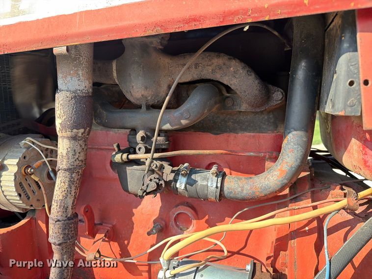 image for item DZ4752 1966 International 424 tractor