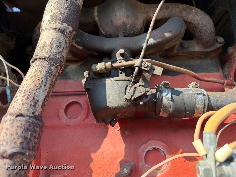 image for item DZ4752 1966 International 424 tractor