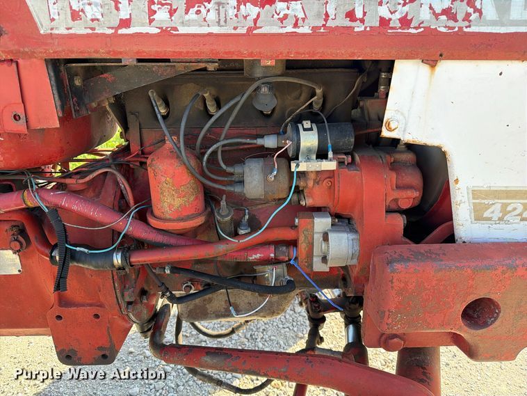 image for item DZ4752 1966 International 424 tractor