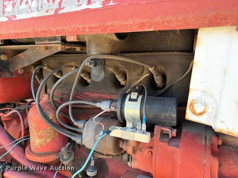 image for item DZ4752 1966 International 424 tractor