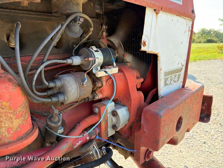 image for item DZ4752 1966 International 424 tractor