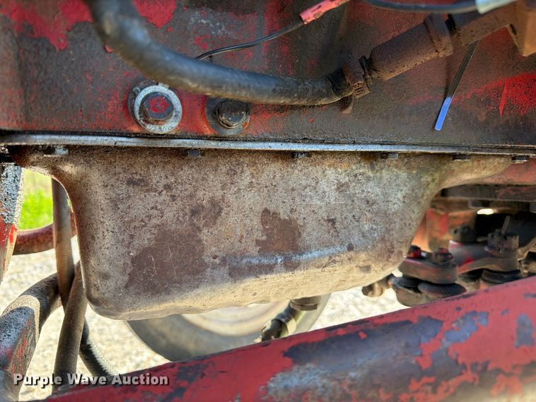 image for item DZ4752 1966 International 424 tractor