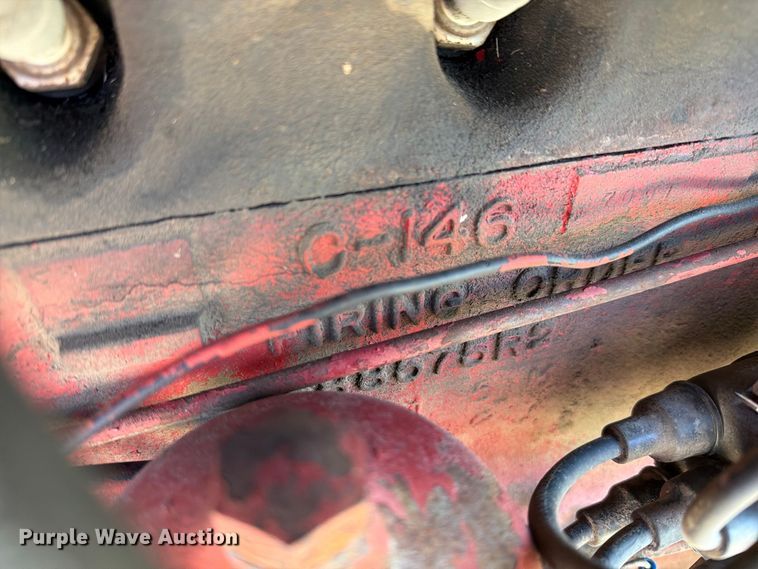 image for item DZ4752 1966 International 424 tractor