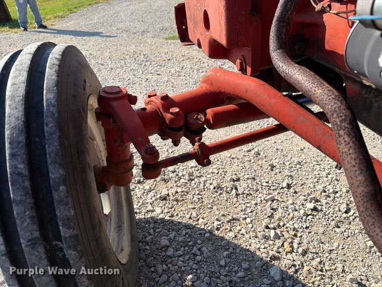 image for item DZ4752 1966 International 424 tractor