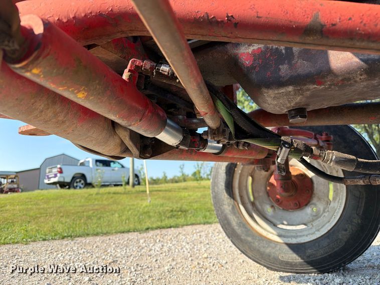 image for item DZ4752 1966 International 424 tractor