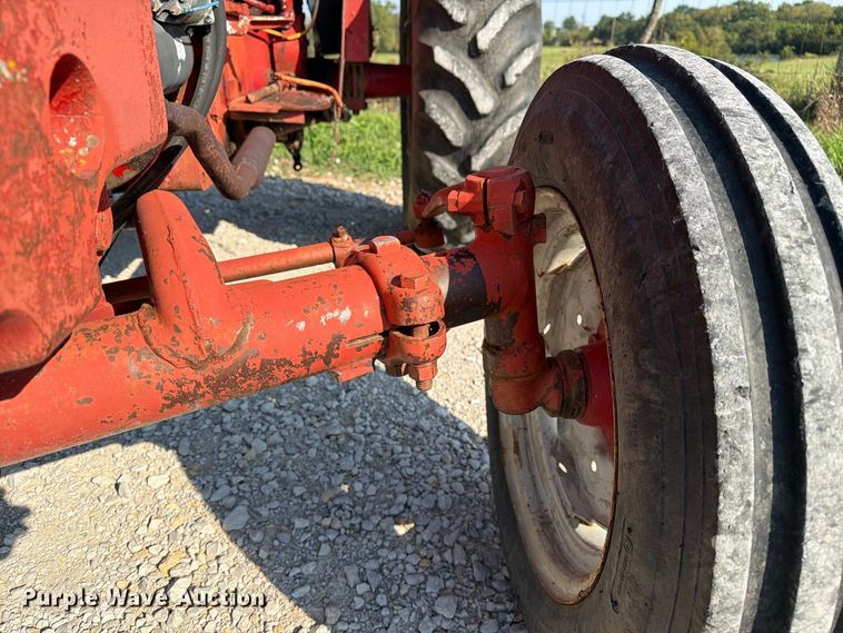 image for item DZ4752 1966 International 424 tractor