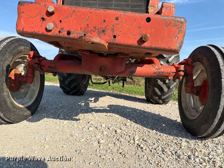 image for item DZ4752 1966 International 424 tractor