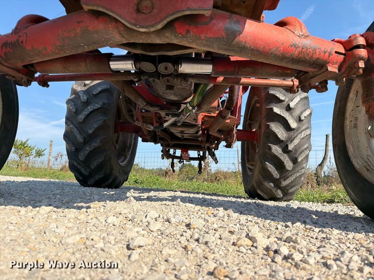 image for item DZ4752 1966 International 424 tractor