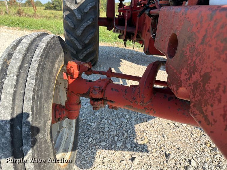 image for item DZ4752 1966 International 424 tractor
