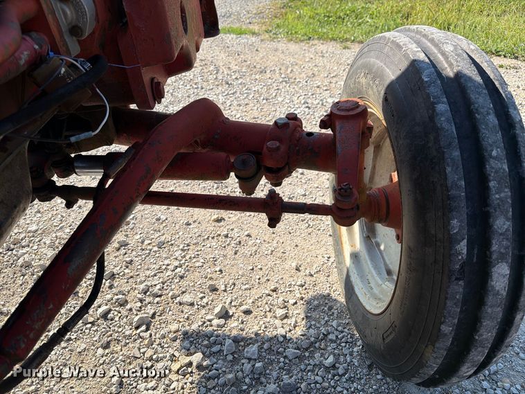image for item DZ4752 1966 International 424 tractor