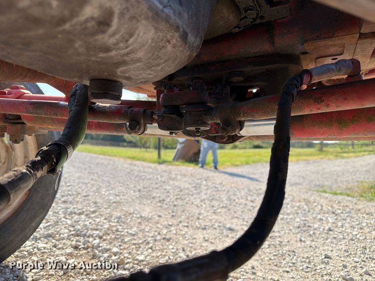 image for item DZ4752 1966 International 424 tractor