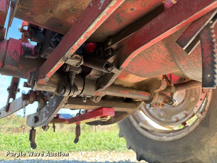 image for item DZ4752 1966 International 424 tractor
