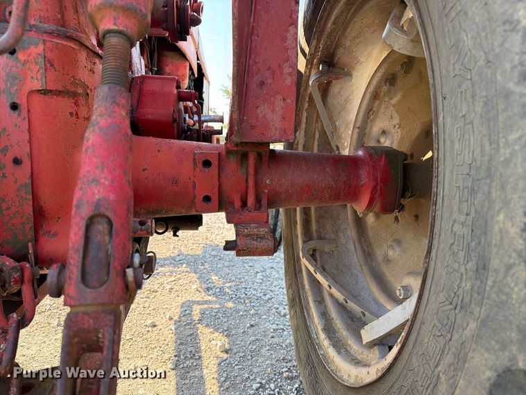 image for item DZ4752 1966 International 424 tractor
