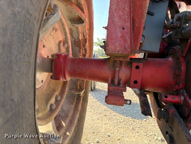 image for item DZ4752 1966 International 424 tractor