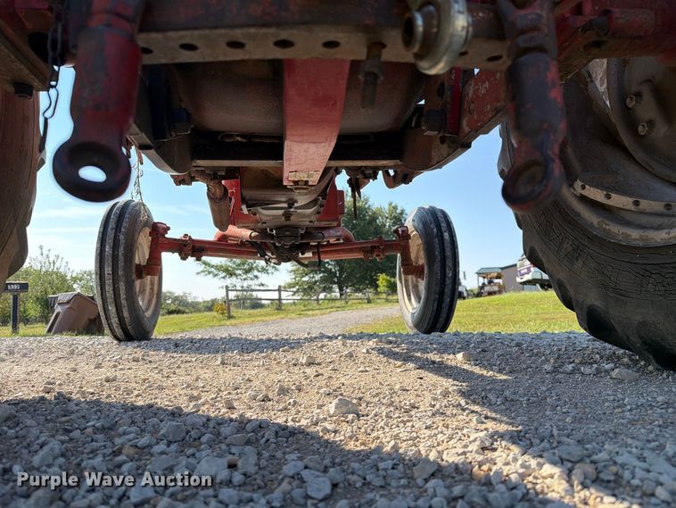 image for item DZ4752 1966 International 424 tractor