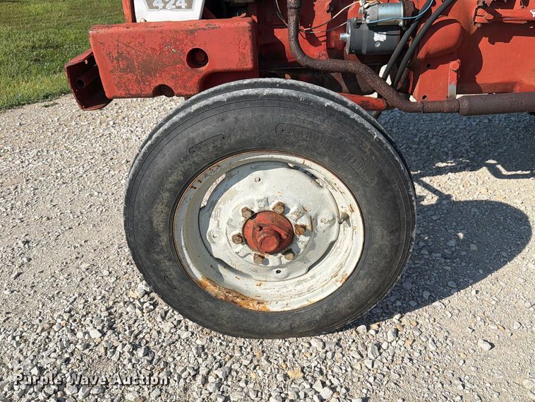 image for item DZ4752 1966 International 424 tractor