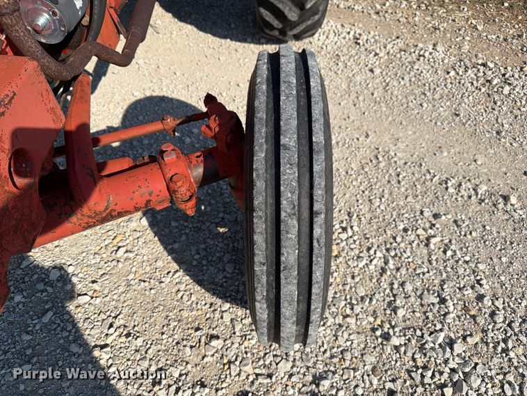 image for item DZ4752 1966 International 424 tractor