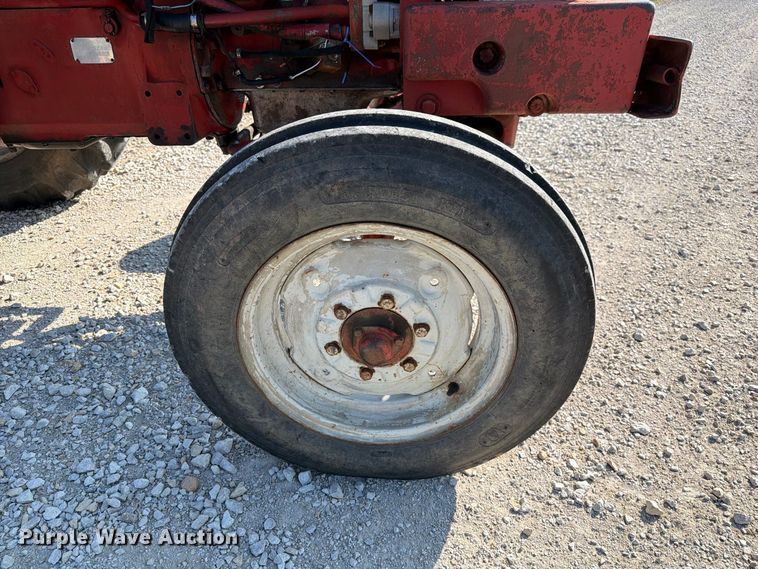 image for item DZ4752 1966 International 424 tractor