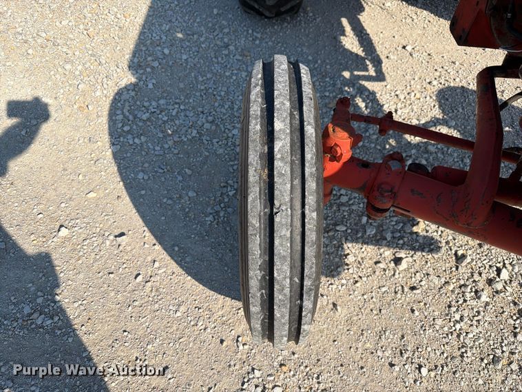 image for item DZ4752 1966 International 424 tractor