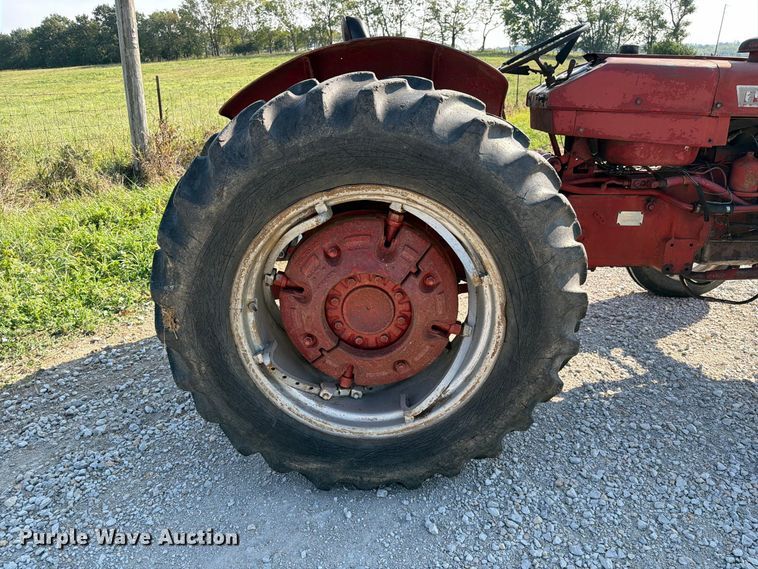 image for item DZ4752 1966 International 424 tractor