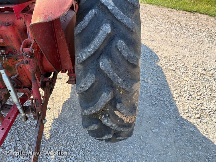 image for item DZ4752 1966 International 424 tractor