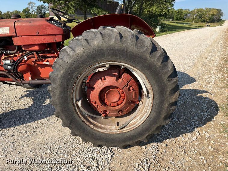 image for item DZ4752 1966 International 424 tractor