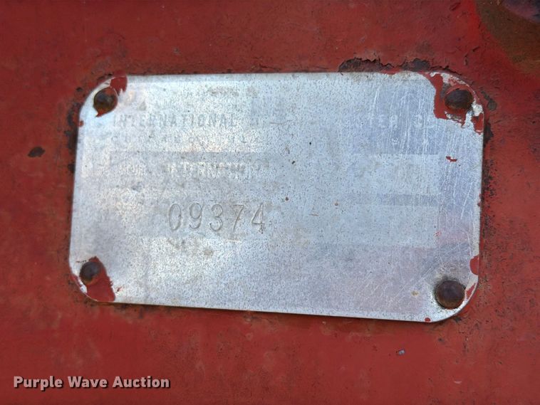 image for item DZ4752 1966 International 424 tractor