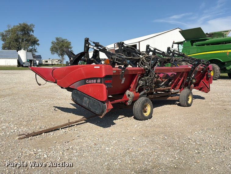 image for item DZ4840 2001 Case IH 2208 30 corn head