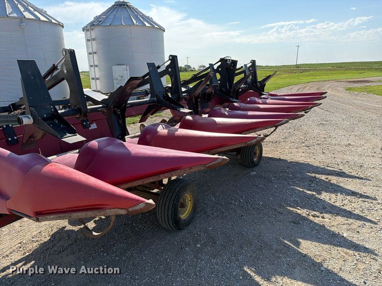image for item DZ4840 2001 Case IH 2208 30 corn head