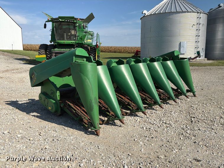 image for item DZ4841 John Deere 693 corn head