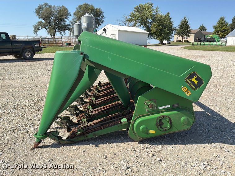 image for item DZ4841 John Deere 693 corn head