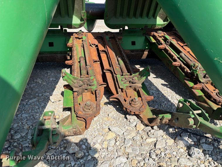 image for item DZ4841 John Deere 693 corn head