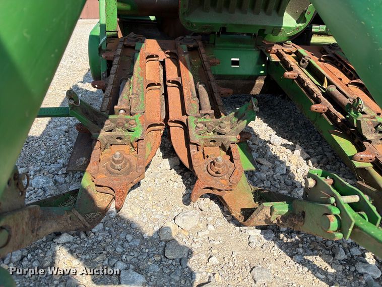 image for item DZ4841 John Deere 693 corn head
