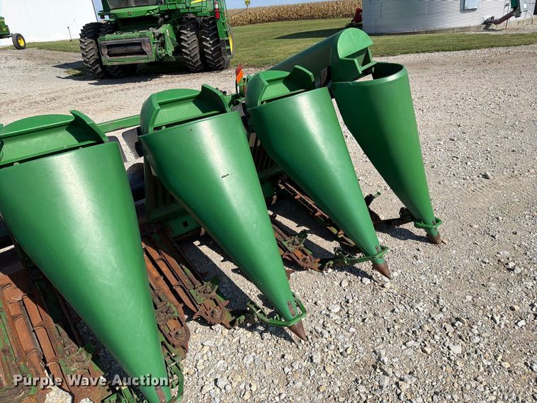 image for item DZ4841 John Deere 693 corn head