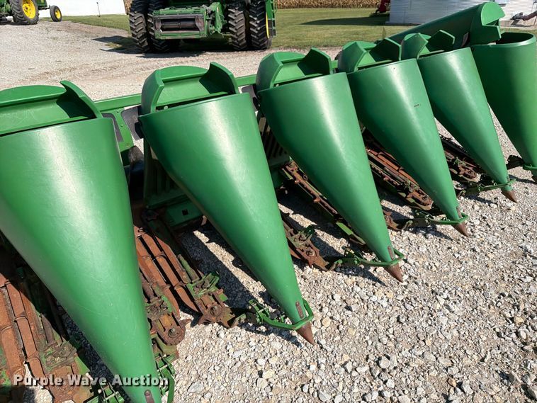 image for item DZ4841 John Deere 693 corn head