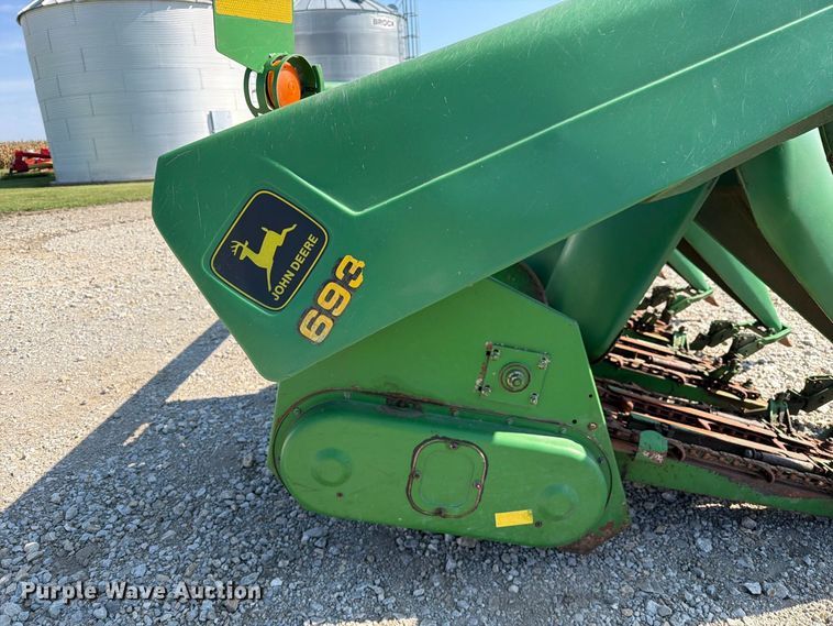 image for item DZ4841 John Deere 693 corn head