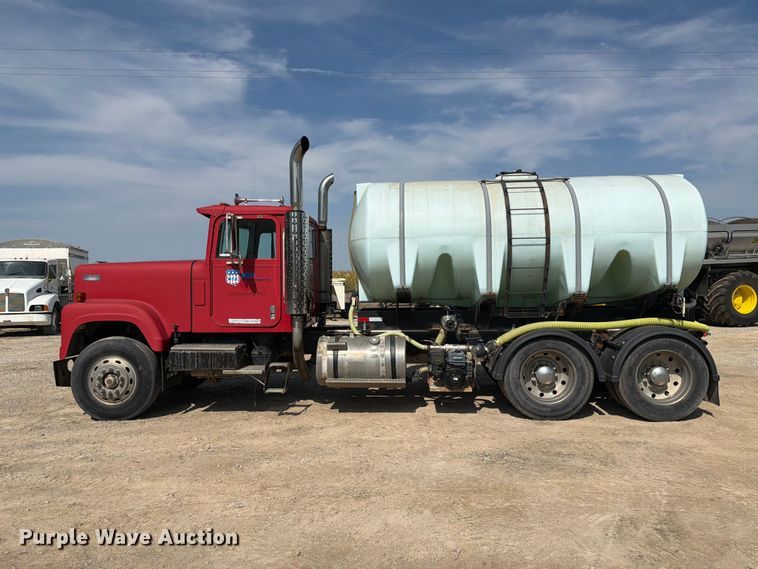 image for item DZ4847 1984 International Harvester Transtar 4300 liquid fertilizer truck
