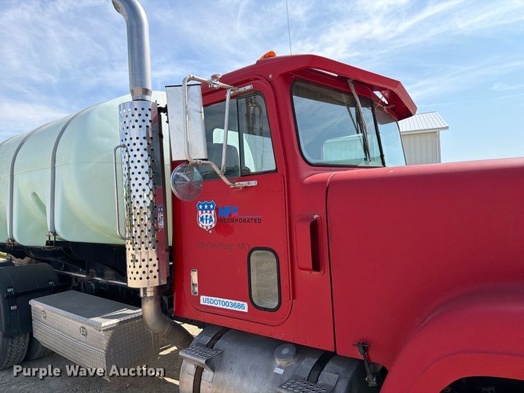 image for item DZ4847 1984 International Harvester Transtar 4300 liquid fertilizer truck