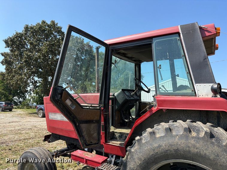 image for item DZ4883 1981 International Harvester 3688 tractor