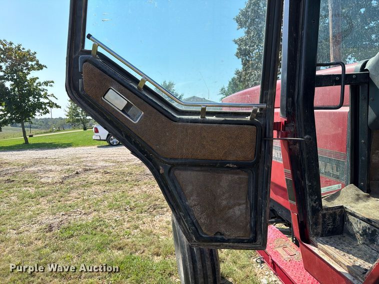 image for item DZ4883 1981 International Harvester 3688 tractor