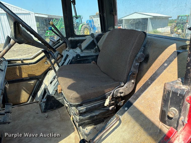 image for item DZ4883 1981 International Harvester 3688 tractor