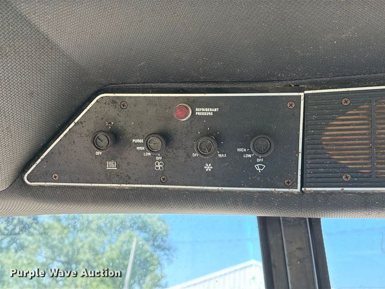 image for item DZ4883 1981 International Harvester 3688 tractor