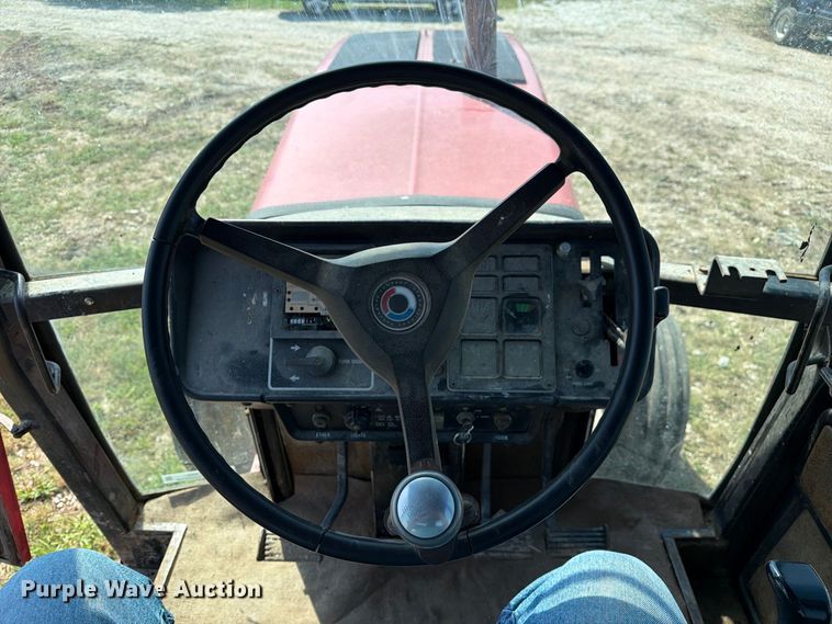 image for item DZ4883 1981 International Harvester 3688 tractor