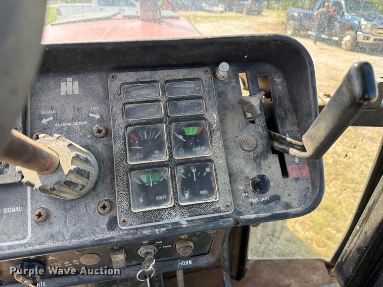 image for item DZ4883 1981 International Harvester 3688 tractor