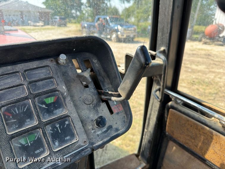 image for item DZ4883 1981 International Harvester 3688 tractor