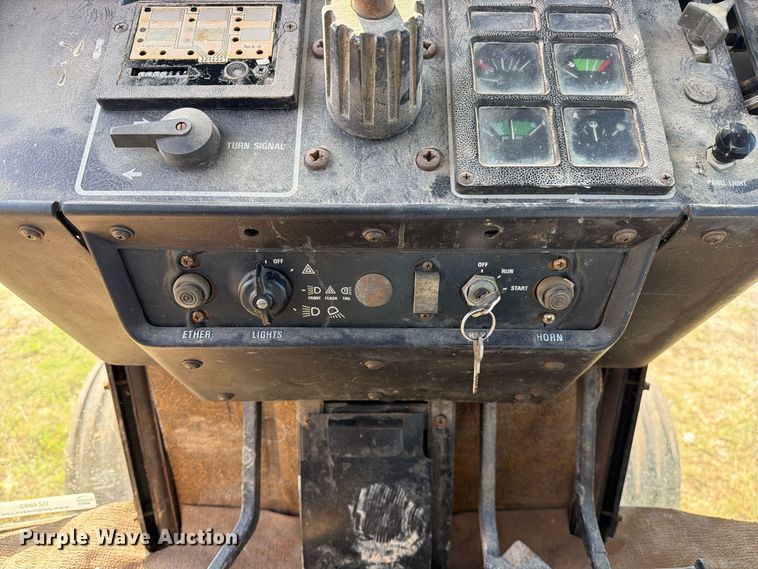 image for item DZ4883 1981 International Harvester 3688 tractor