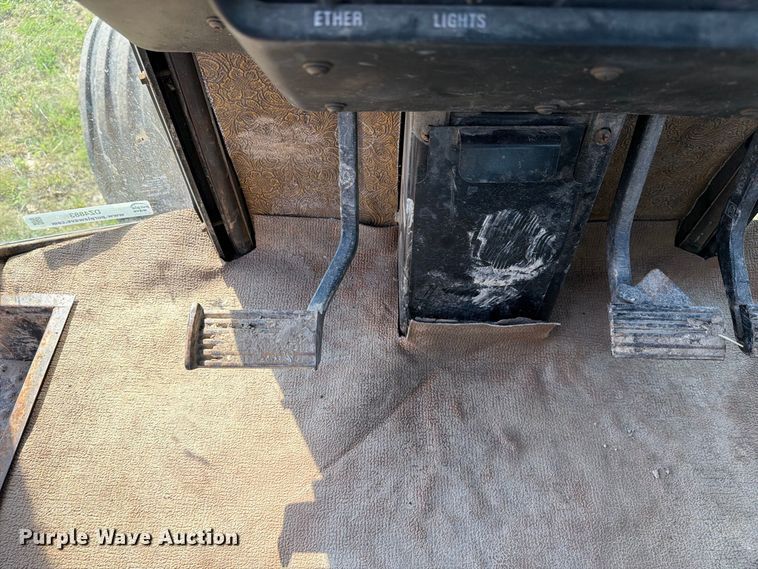 image for item DZ4883 1981 International Harvester 3688 tractor