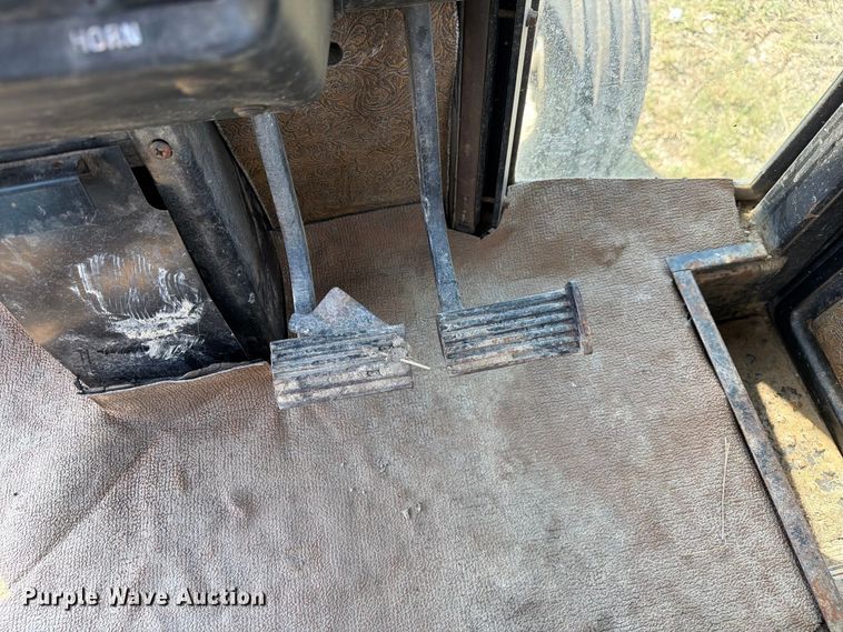 image for item DZ4883 1981 International Harvester 3688 tractor
